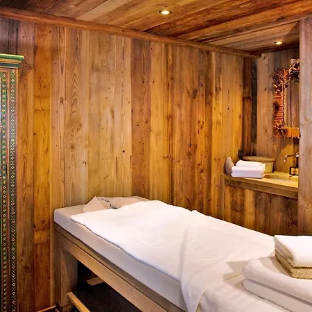 Les Bossons Chalet Sleeps 10 Pool Wifi Chalet